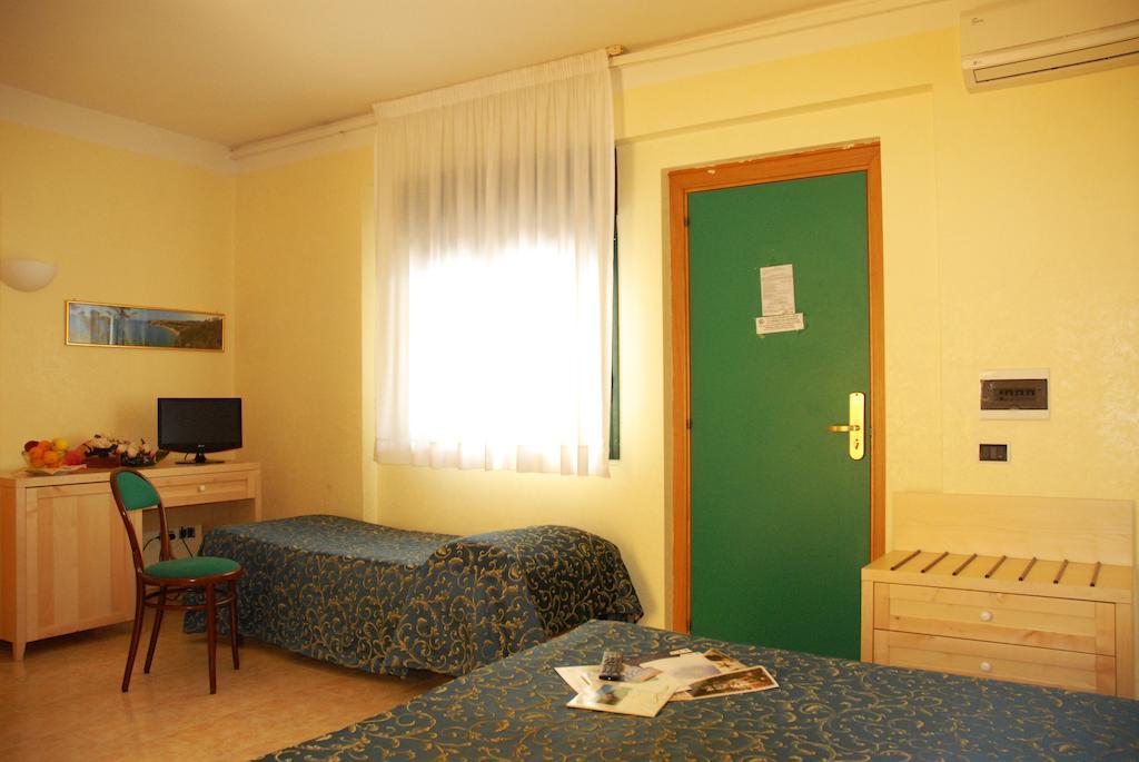 Park Hotel Villa Americana Rodi Garganico Bagian luar foto